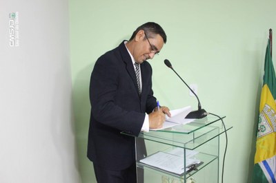 Ver. Carlos assinando Termo de Posse.jpg