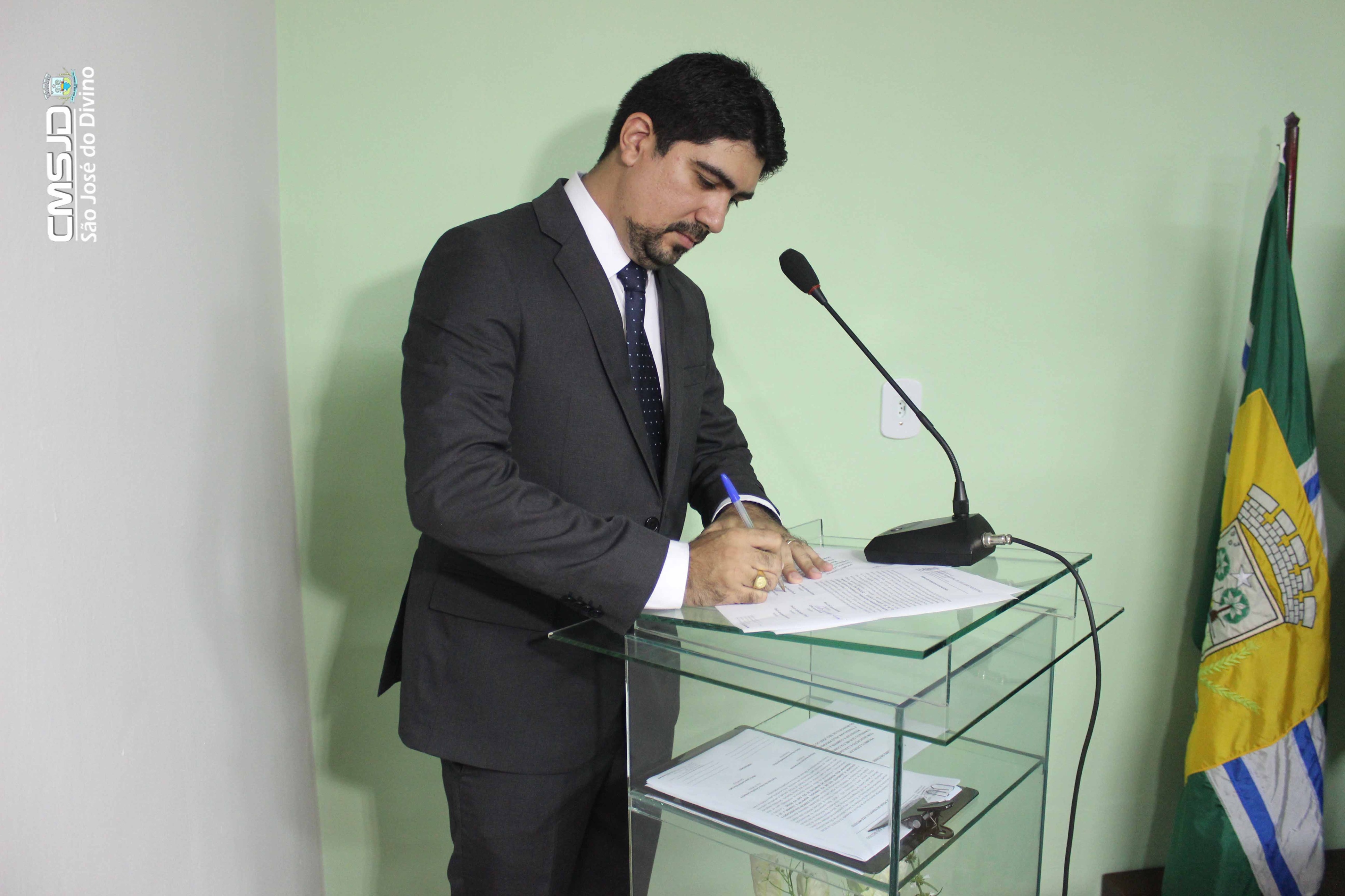 Ver.Dr. Daniel assinando Termo de Posse.jpg