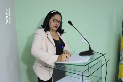 Ver. Mazé assinando Termo de Posse.jpg