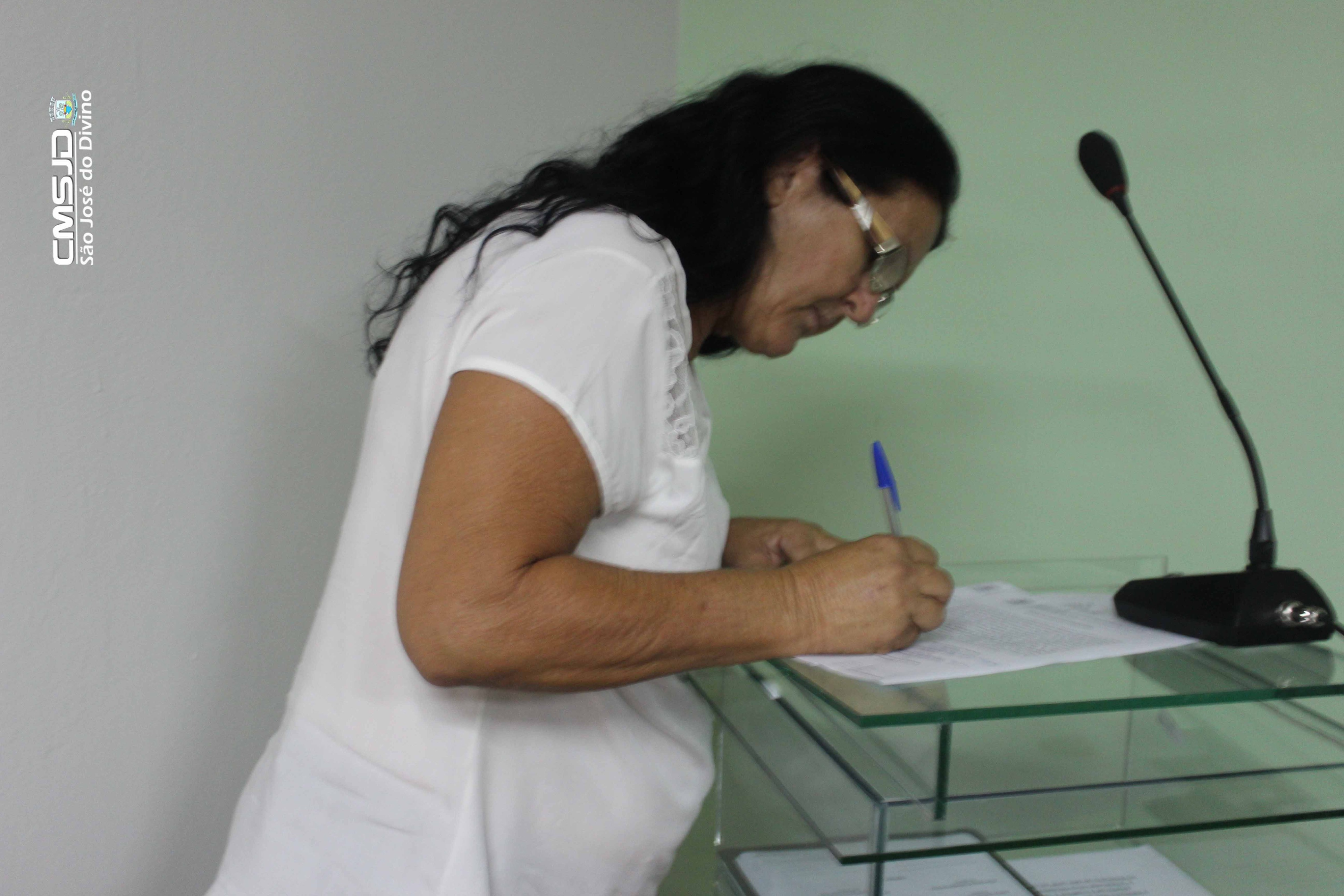 Ver. Neusa assinando Termo de Posse.jpg