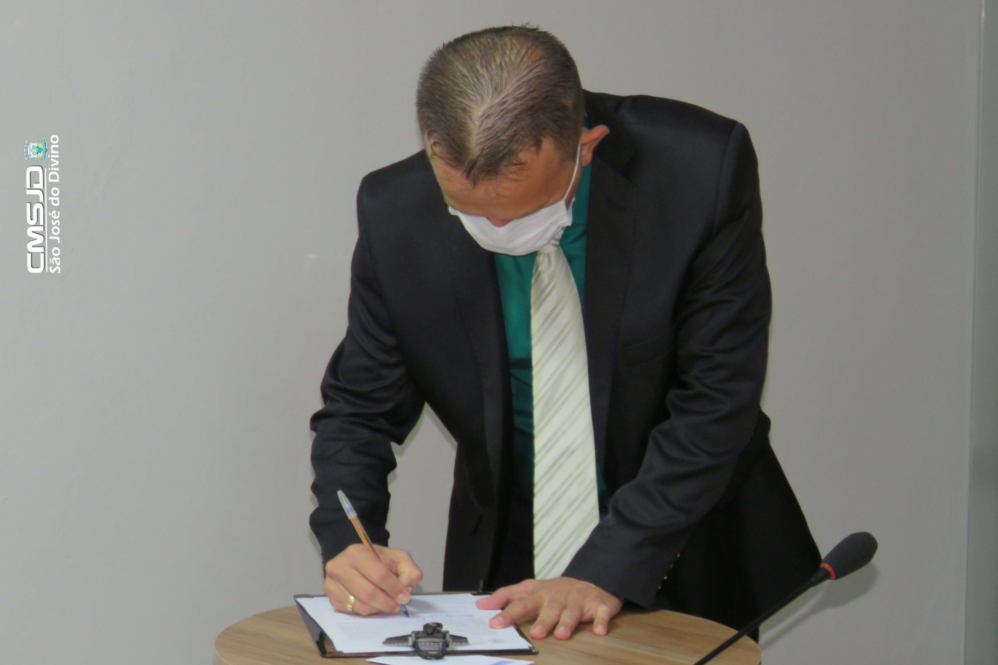 Prefeito Prof. Assis Carvalho -Termo de posse.jpg