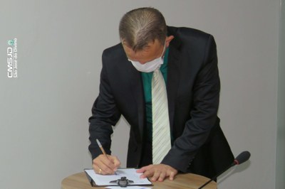 Prefeito Prof. Assis Carvalho -Termo de posse.jpg