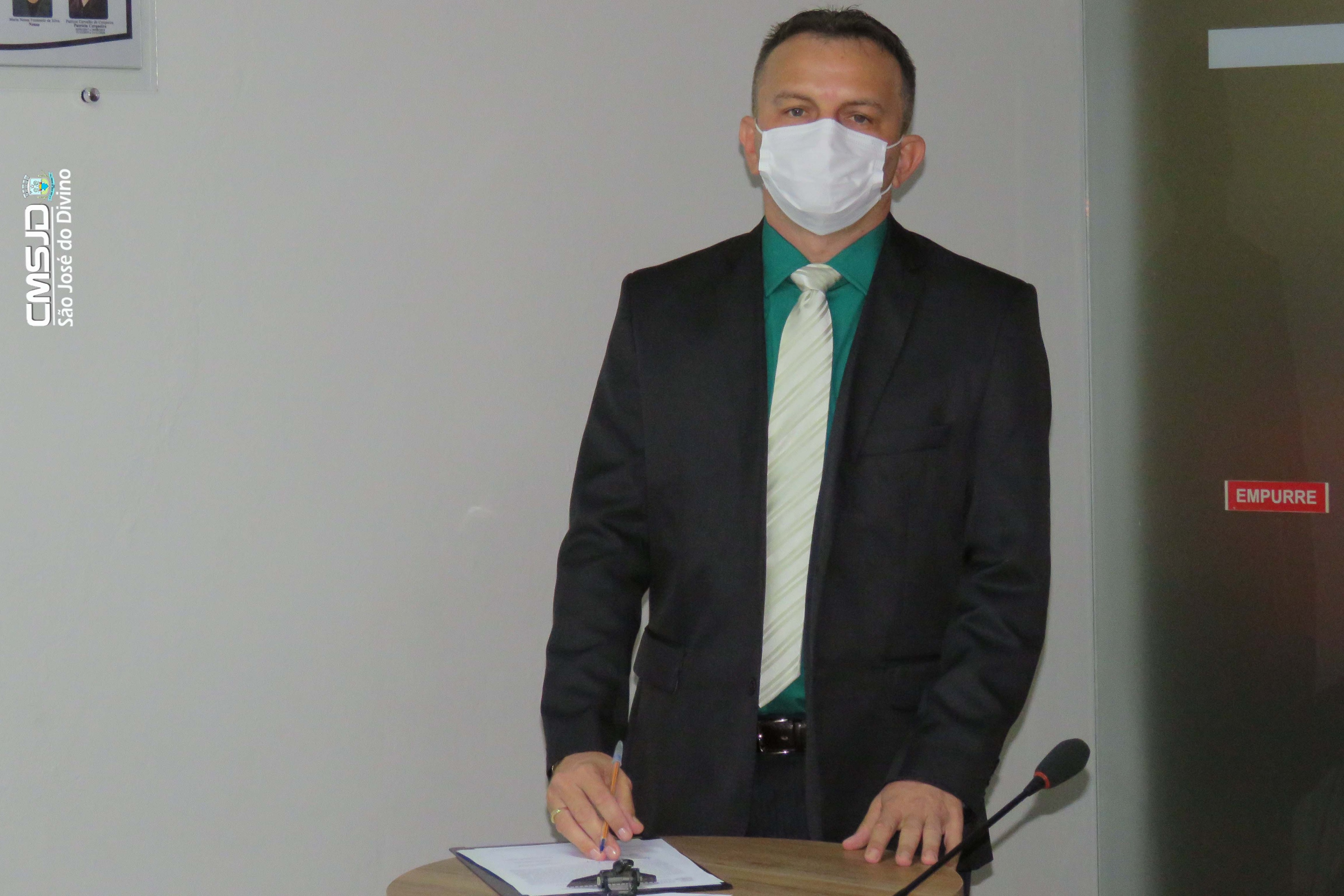 Prefeito Prof Assis Carvalho -Termo de posse.jpg