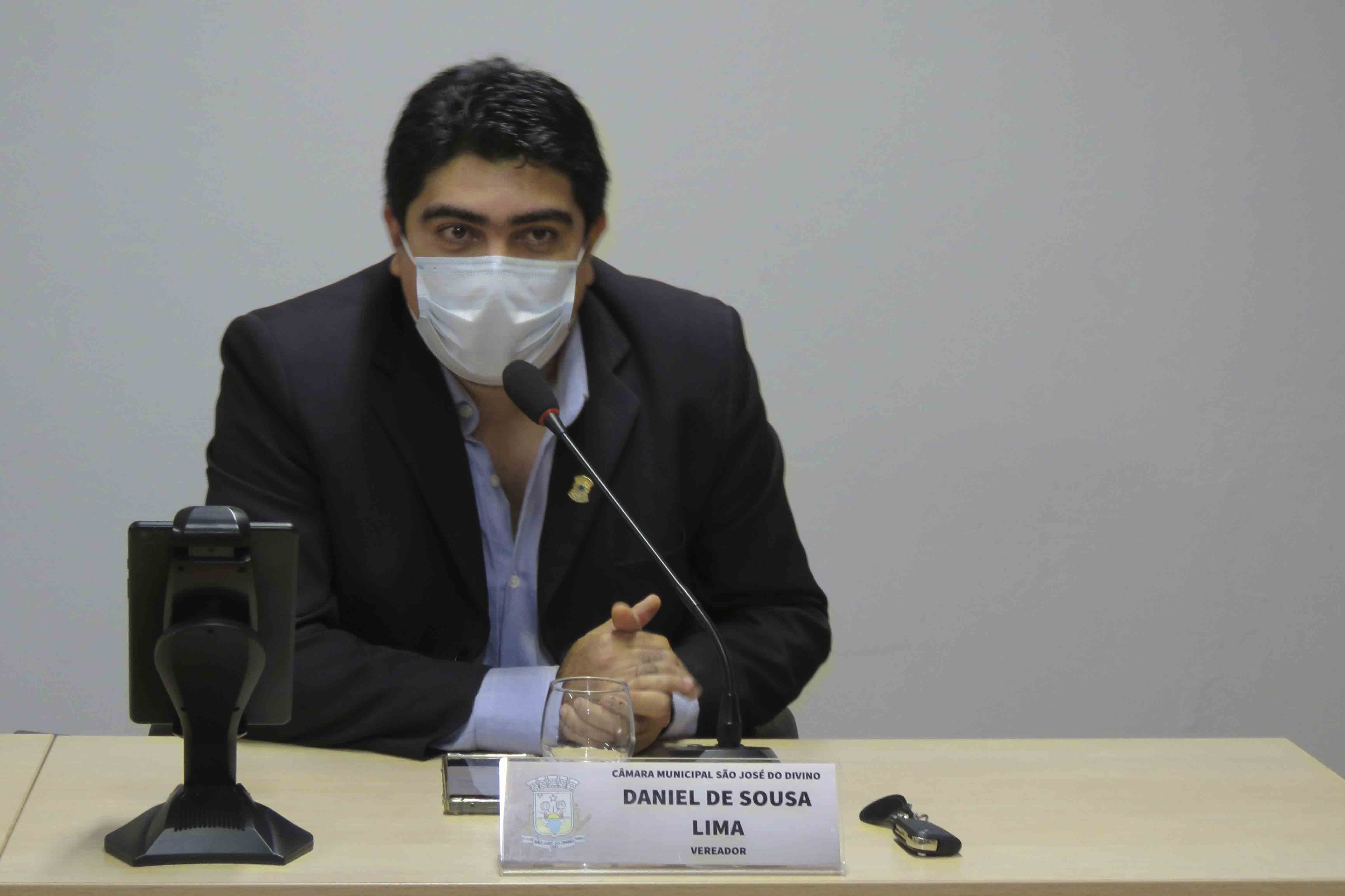 Dr. Daniel apresenta Indicação para limpeza de bueiro na João Seledone