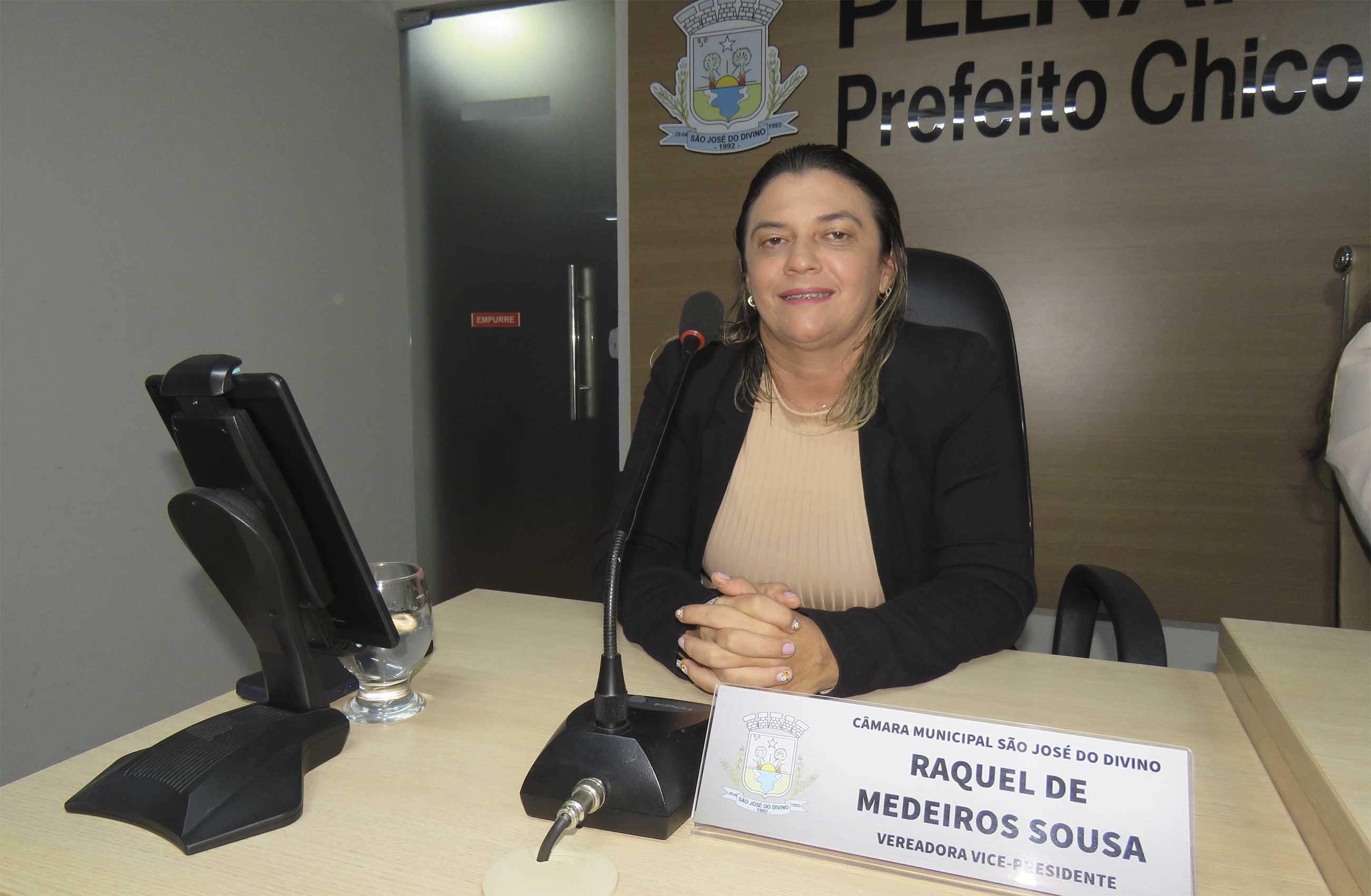 Indicação da vereadora Raquel solicita ao Prefeito, roço nas ruas da sede do Município de São José do Divino