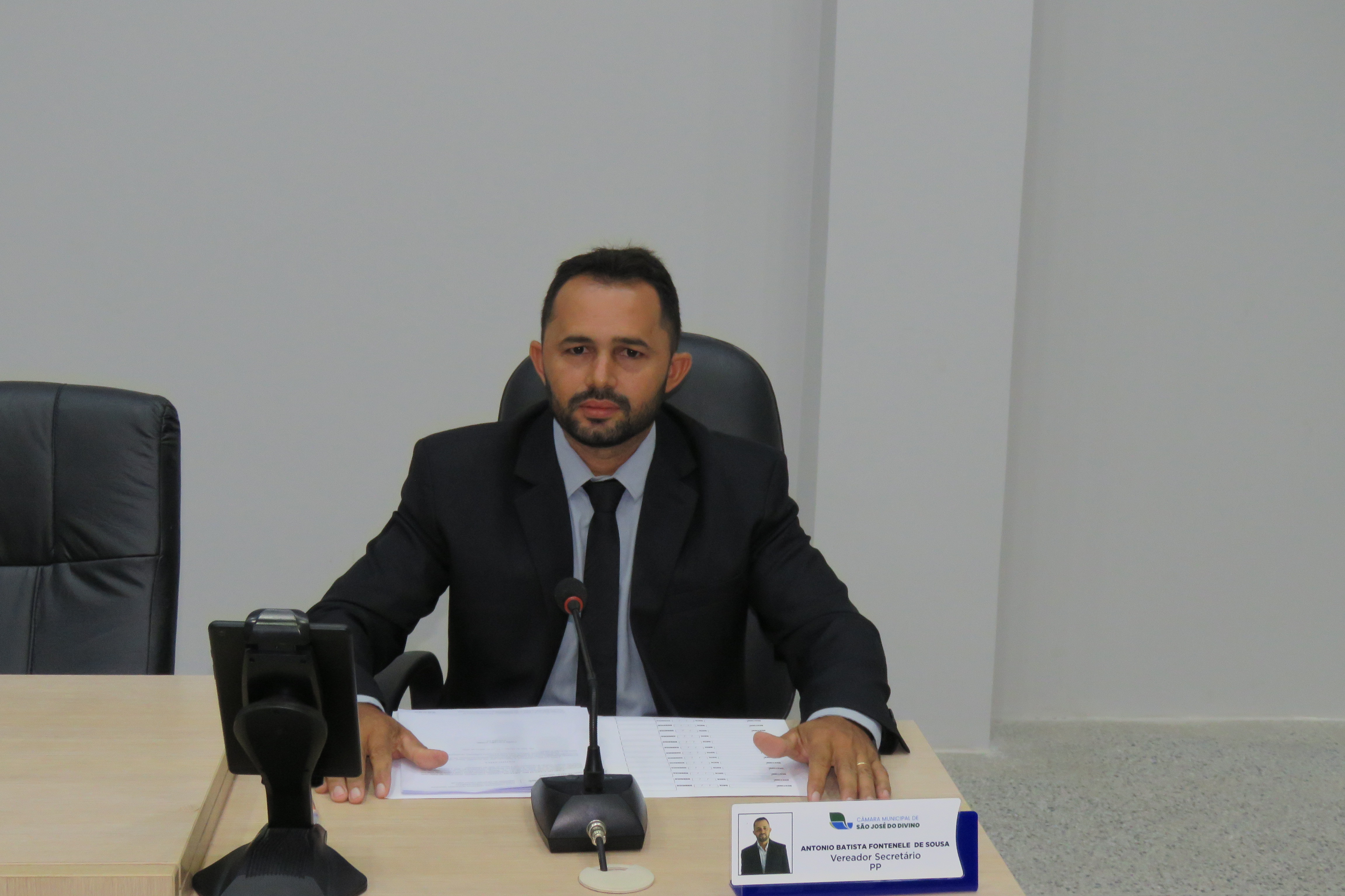 Vereador Antonio Batista busca junto ao Prefeito, a manutenção dos brinquedos e corte da grama do parque infantil da sede do Município